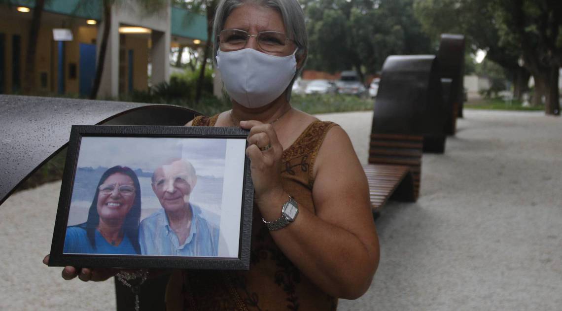 Rio de Janeiro - RJ  - 20/09/2020 - Geral - Inauguraçao de memorial as vitimas de Covid-19, na manha de hoje, no crematorio e cemiterio da Penitencia, no Caju, zona portuaria do Rio - na foto, Sra Gisele Peixoto - Foto Reginaldo Pimenta / Agencia O Dia