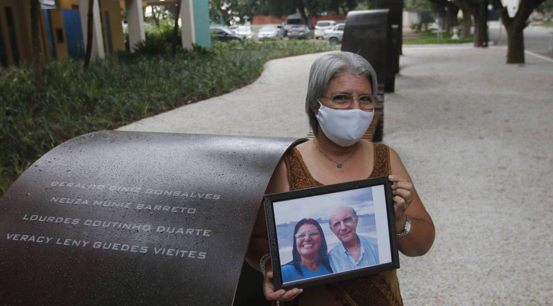 Rio de Janeiro - RJ  - 20/09/2020 - Geral - Inauguraçao de memorial as vitimas de Covid-19, na manha de hoje, no crematorio e cemiterio da Penitencia, no Caju, zona portuaria do Rio - na foto, Sra Gisele Peixoto - Foto Reginaldo Pimenta / Agencia O Dia - Reginaldo Pimenta / Agencia O Dia