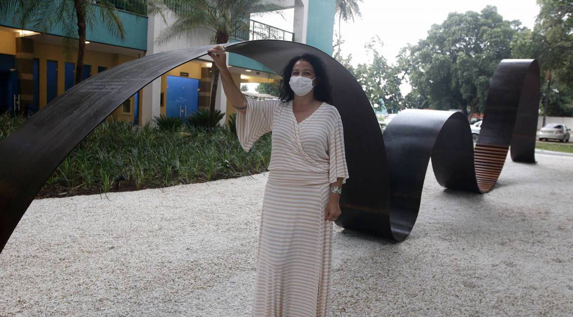 Rio de Janeiro - RJ - 20/09/2020 - Geral - Inauguraçao de memorial as vitimas de Covid-19, na manha de hoje, no crematorio e cemiterio da Penitencia, no Caju, zona portuaria do Rio - na foto, Crisa Santos, arquiteta - Foto Reginaldo Pimenta / Agencia O Dia