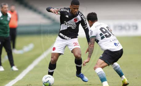 Vasco vai ampliar vínculo com zagueiro e atacante até o fim da temporada