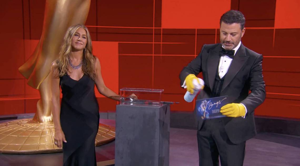 Jennifer Aniston desinfetando as fichas do Emmy durante a cerimônia que aconteceu na noite deste domingo