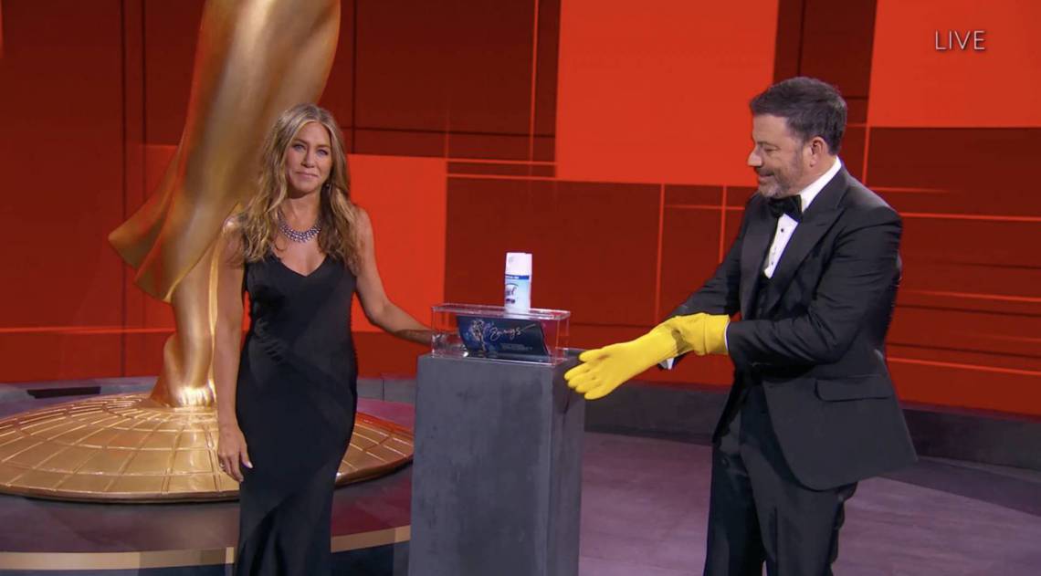 Jennifer Aniston desinfetando as fichas do Emmy durante a cerimônia que aconteceu na noite deste domingo
