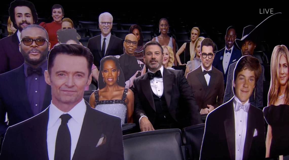 Jimmy Kimmel posa com cartazes dos autores no Emmy