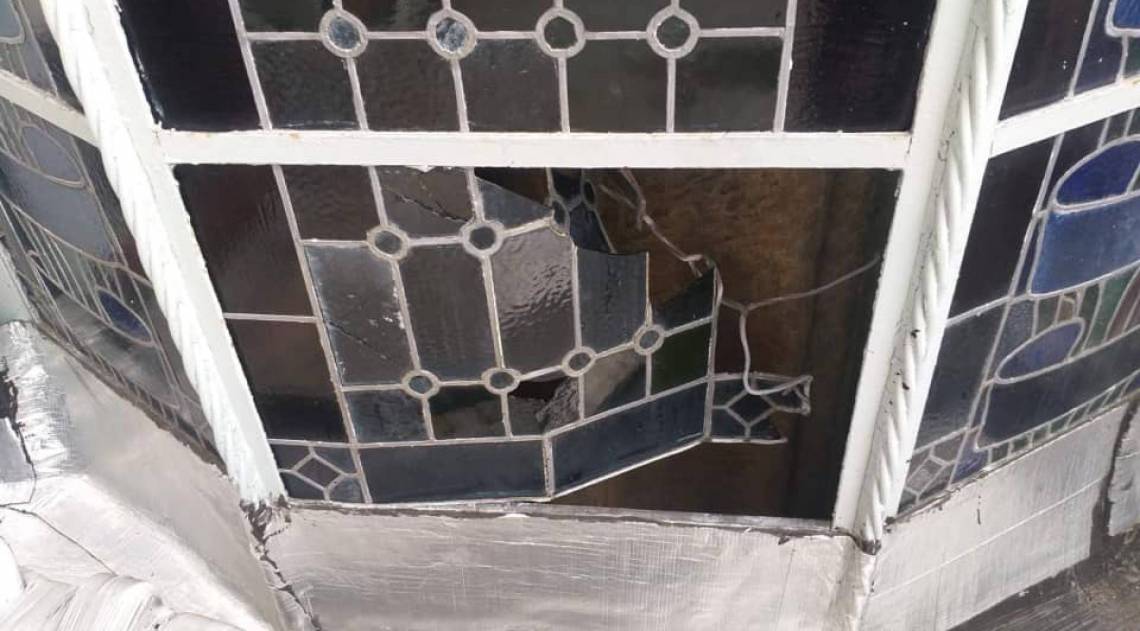 Bandido furta a Bas&iacute;lica Nossa Senhora de Lourdes e quebra vitral - Reprodução / Redes Sociais