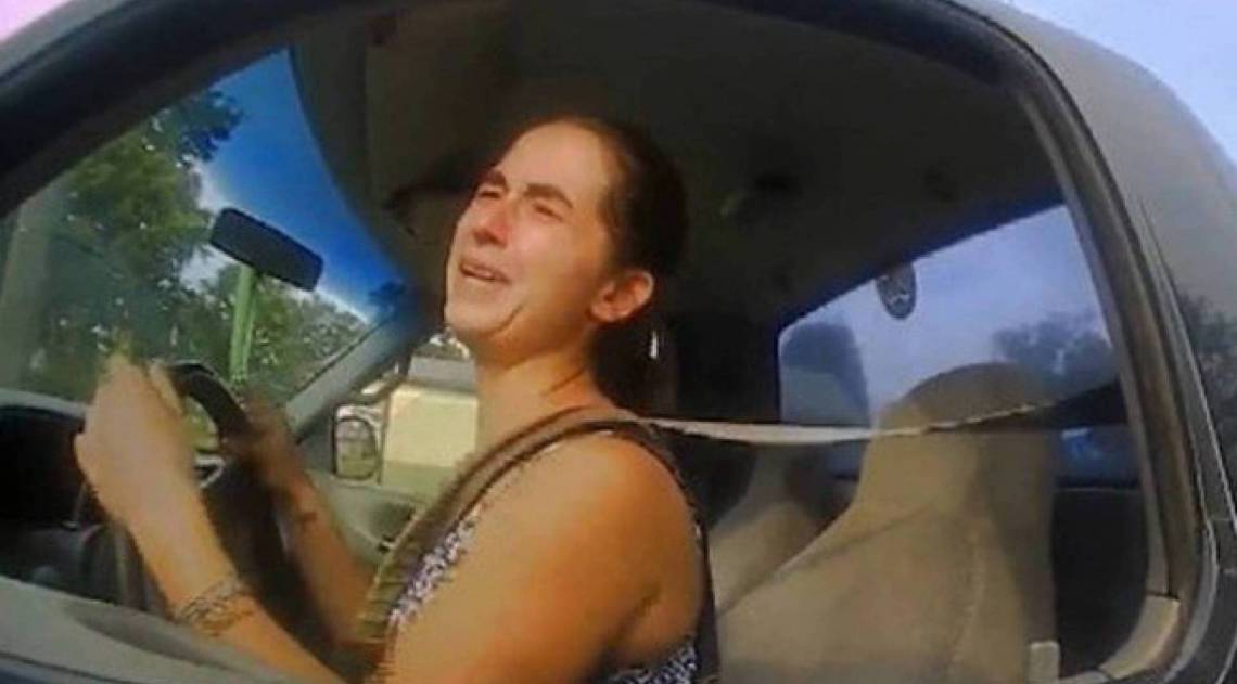 Emily Sindt Owings ao ser parada por policiais em Oklahoma, EUA - Reprodução
