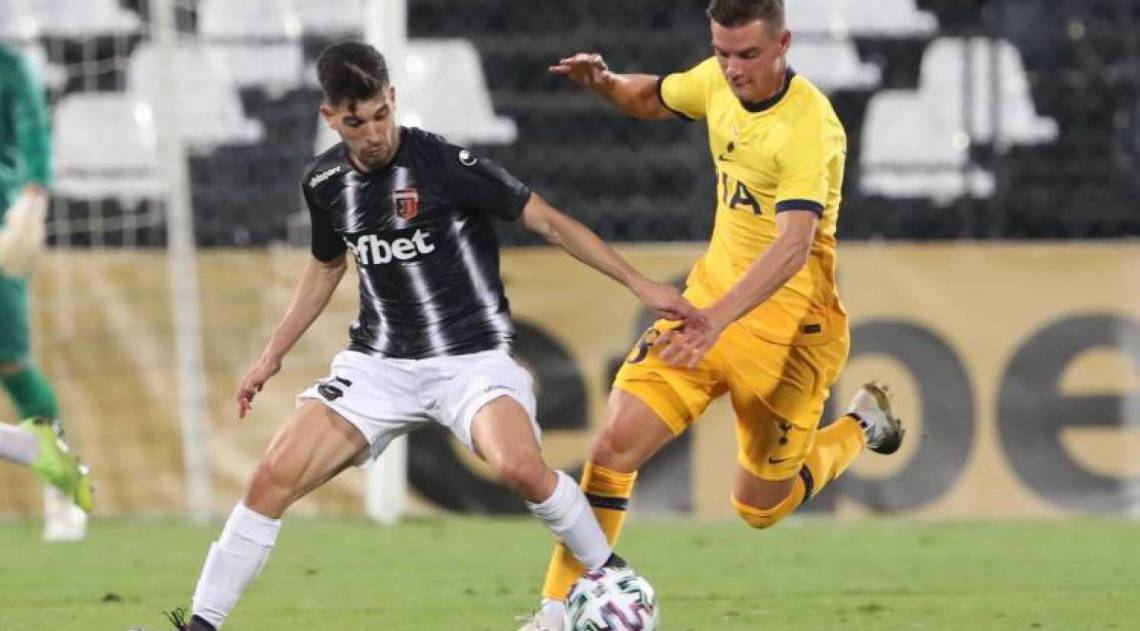 Lucas Salinas em ação pelo Lokomotiv Plovdiv contra o Tottenham - Divulgação