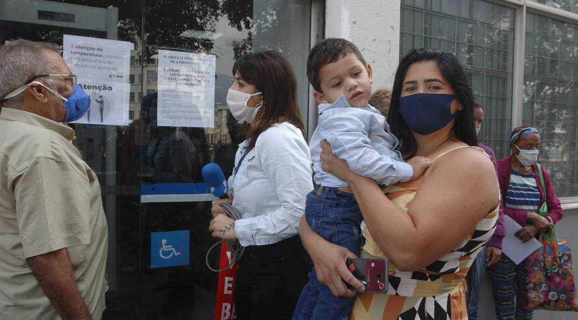 Rio de Janeiro - RJ  - 21/09/2020 - Geral - Atendimentos nas agencias do INSS, na manha de hoje - na foto, Daniele Ramos busca atendimento na agencia da Praça da Bandeira, zona norte do Rio - Foto Reginaldo Pimenta / Agencia O Dia