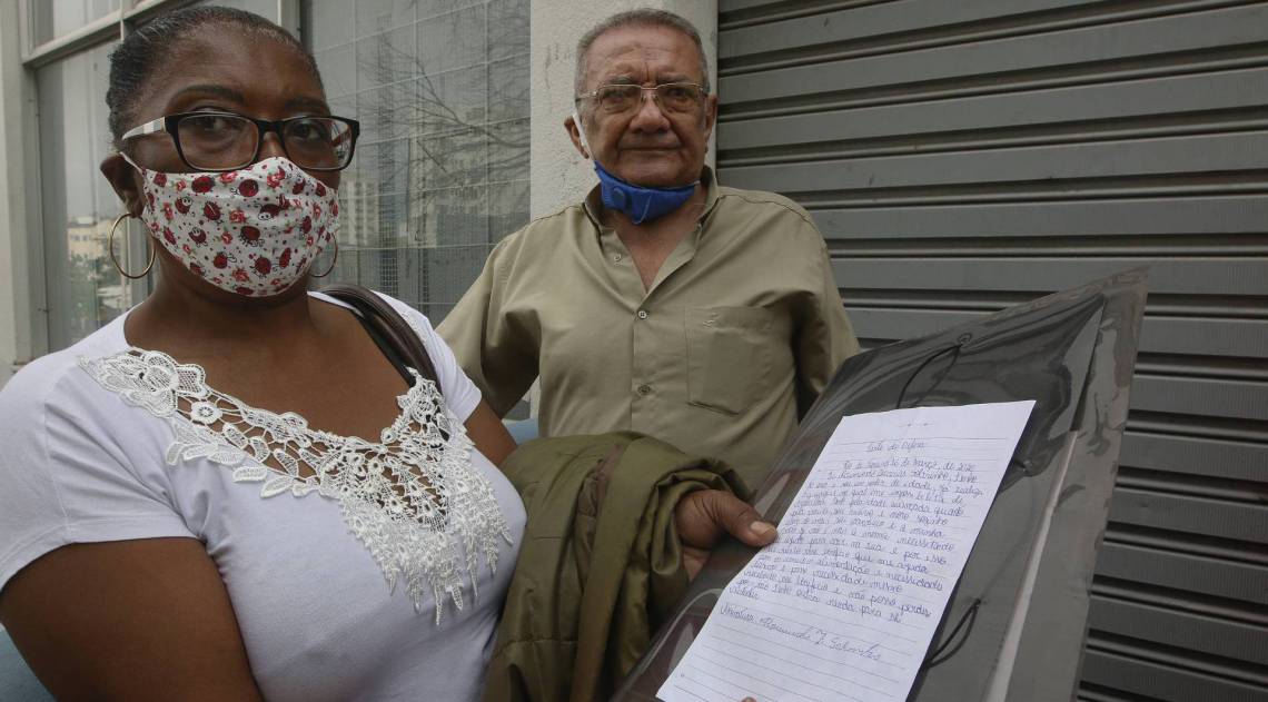 Rio de Janeiro - RJ - 21/09/2020 - Geral - Atendimentos nas agencias do INSS, na manha de hoje - na foto, Sra. Calecir Cartando e Sr. Raimundo Zacarias Sobrinho - Foto Reginaldo Pimenta / Agencia O Dia - Reginaldo Pimenta / Agencia O Dia