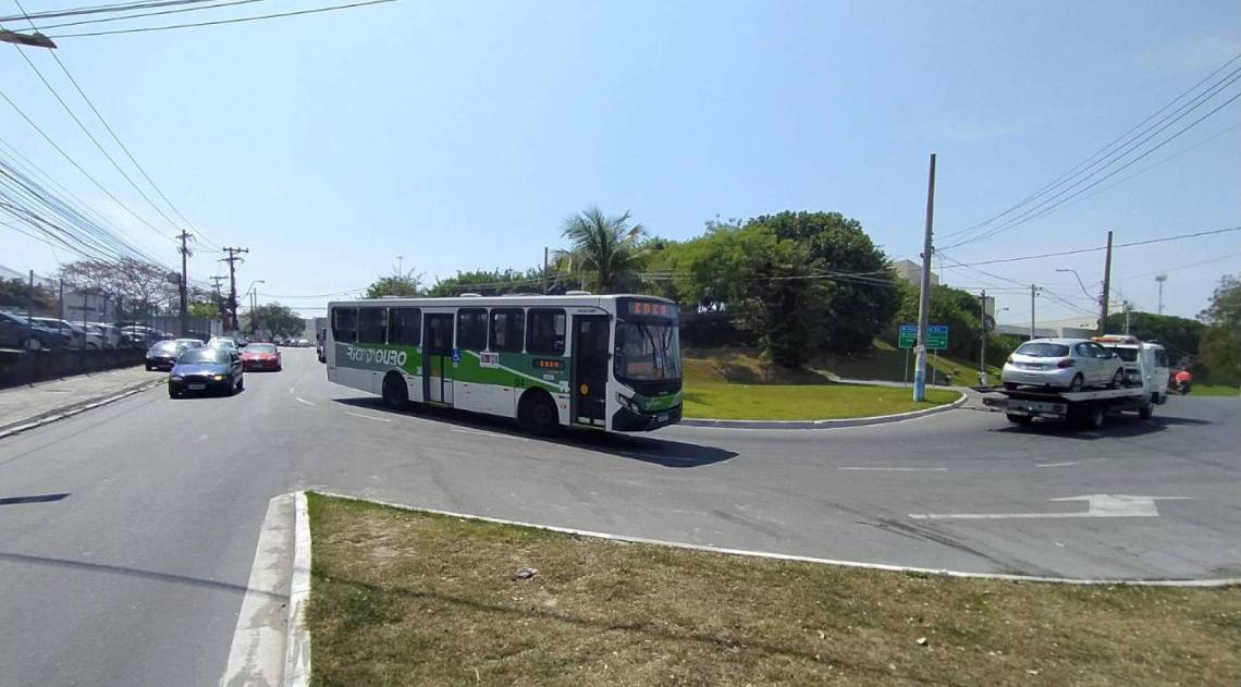 Rotatória localizada na altura do acesso ao Shopping Grande Rio e da Rodovia Presidente Dutra