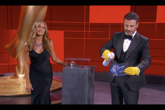 Jennifer Aniston desinfetando as fichas do Emmy durante a cerimônia que aconteceu na noite deste domingo - AFP