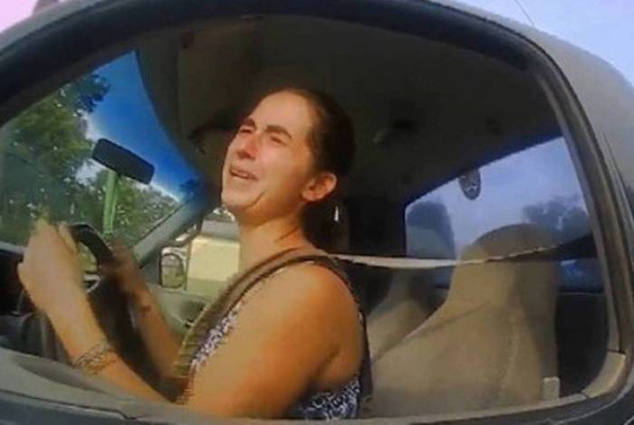 Mulher &eacute; presa por correr a 115 km/h e justifica: muita vontade de fazer coc&ocirc;