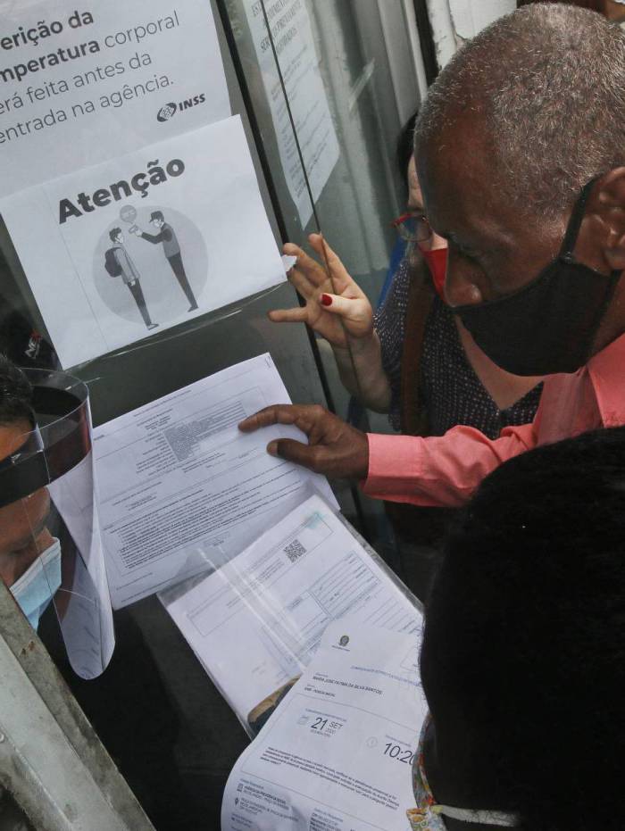 Rio de Janeiro - RJ  - 21/09/2020 - Geral - Atendimentos nas agencias do INSS, na manha de hoje - na foto, pessoas buscam atendimento na agencia da PraÃ§a da Bandeira, zona norte do Ri o - Foto Reginaldo Pimenta / Agencia O Dia