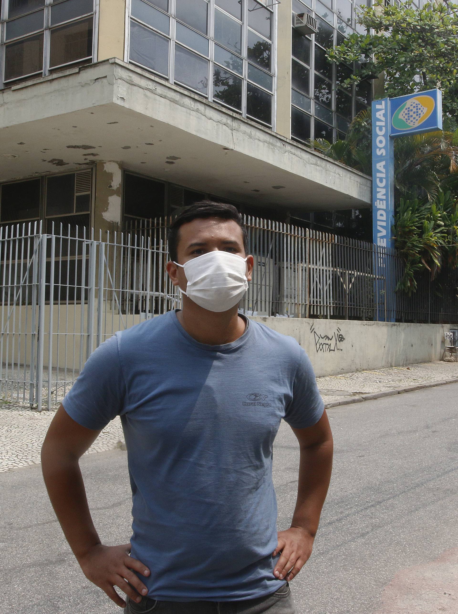 Rio de Janeiro - RJ  - 21/09/2020 - Geral - Atendimentos nas agencias do INSS, na manha de hoje - na foto, Pedro Henrique, buscou atendimento na agencia do Meier, zona norte do Rio - Foto Reginaldo Pimenta / Agencia O Dia - Reginaldo Pimenta / Agencia O Dia