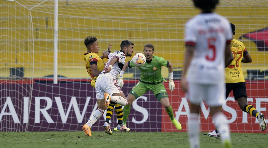 O uruguaio Arrascaeta domina a bola no peito antes de marcar o segundo gol do Flamengo - RODRIGO BUENDIA / AFP