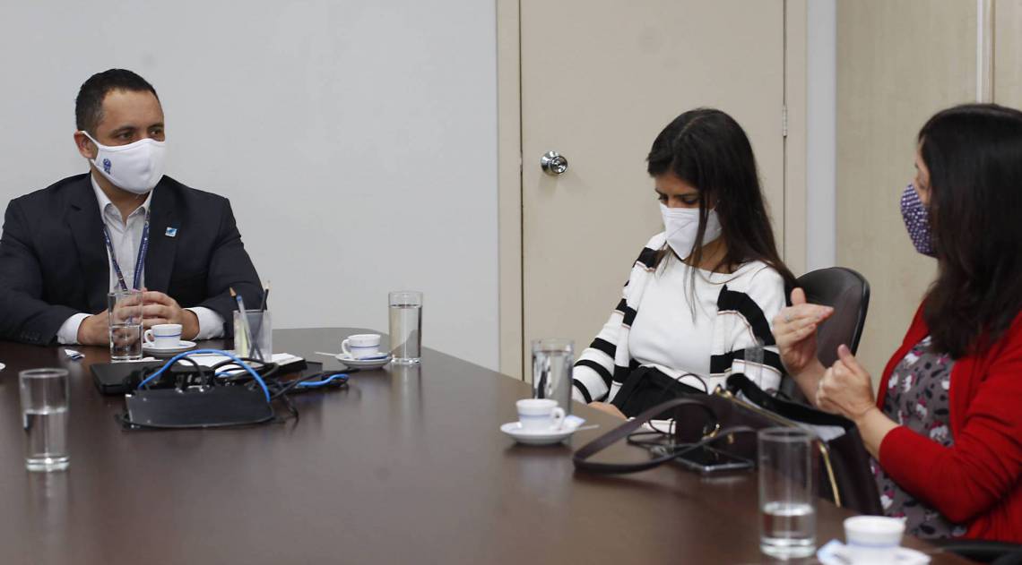 O secretário estadual de Saúde, Alex Bousquet, em reunião com representantes do Ministério Público e Defensoria Pública do Estado: integração para suprir falhas na rede - Luciano Belford