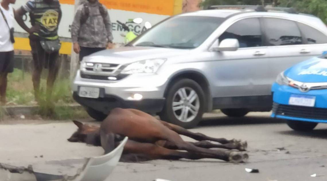 VÍDEO: Imagens mostram momento em que viatura é atingida por carro