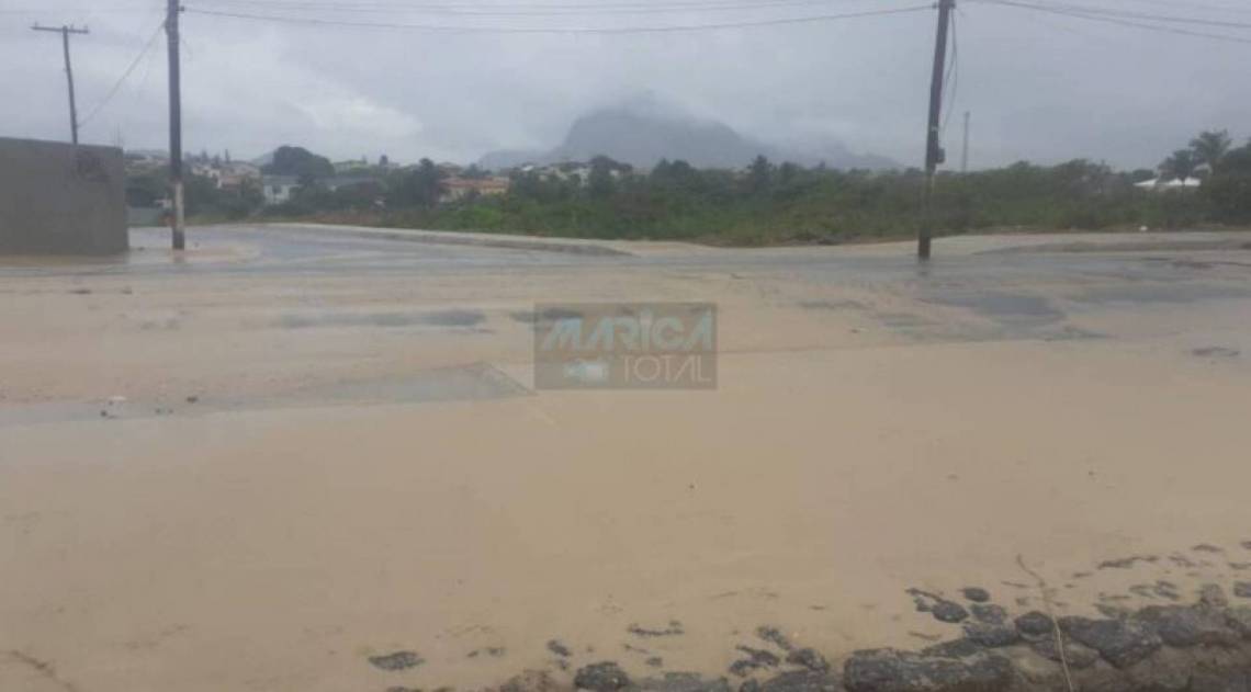 Mar invade ruas e a Orla de Itaipuaçu - Foto: Carlos Alberto