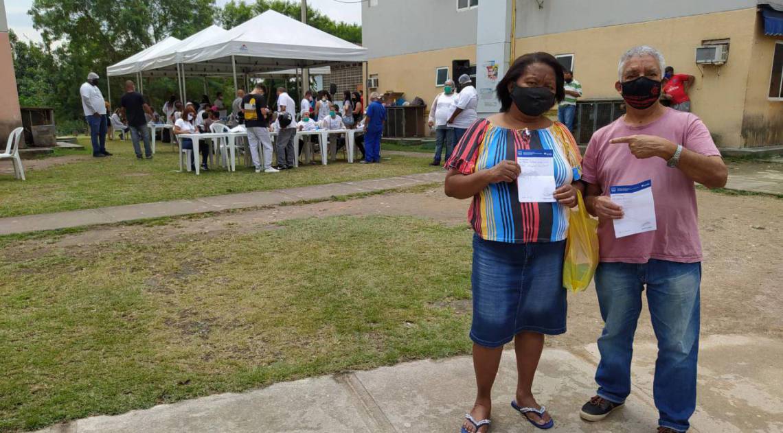 Maria dos Reis, moradora do condomínio onde ocorre a ação, junto com seu marido, Jaime de Lima