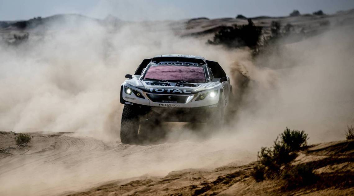 Marca presente em diversos ralis, o 3008 em um momento fora-de-estrada - DivulgaÃ§Ã£o