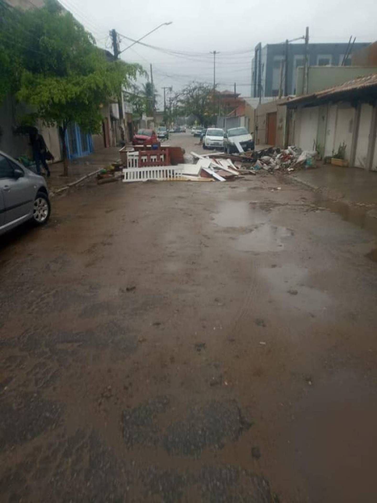 Moradores no bairro Jardim Caiçara em Cabo Frio interditam rua em protesto pelo descaso  - Página Notícias de Cabo Frio 