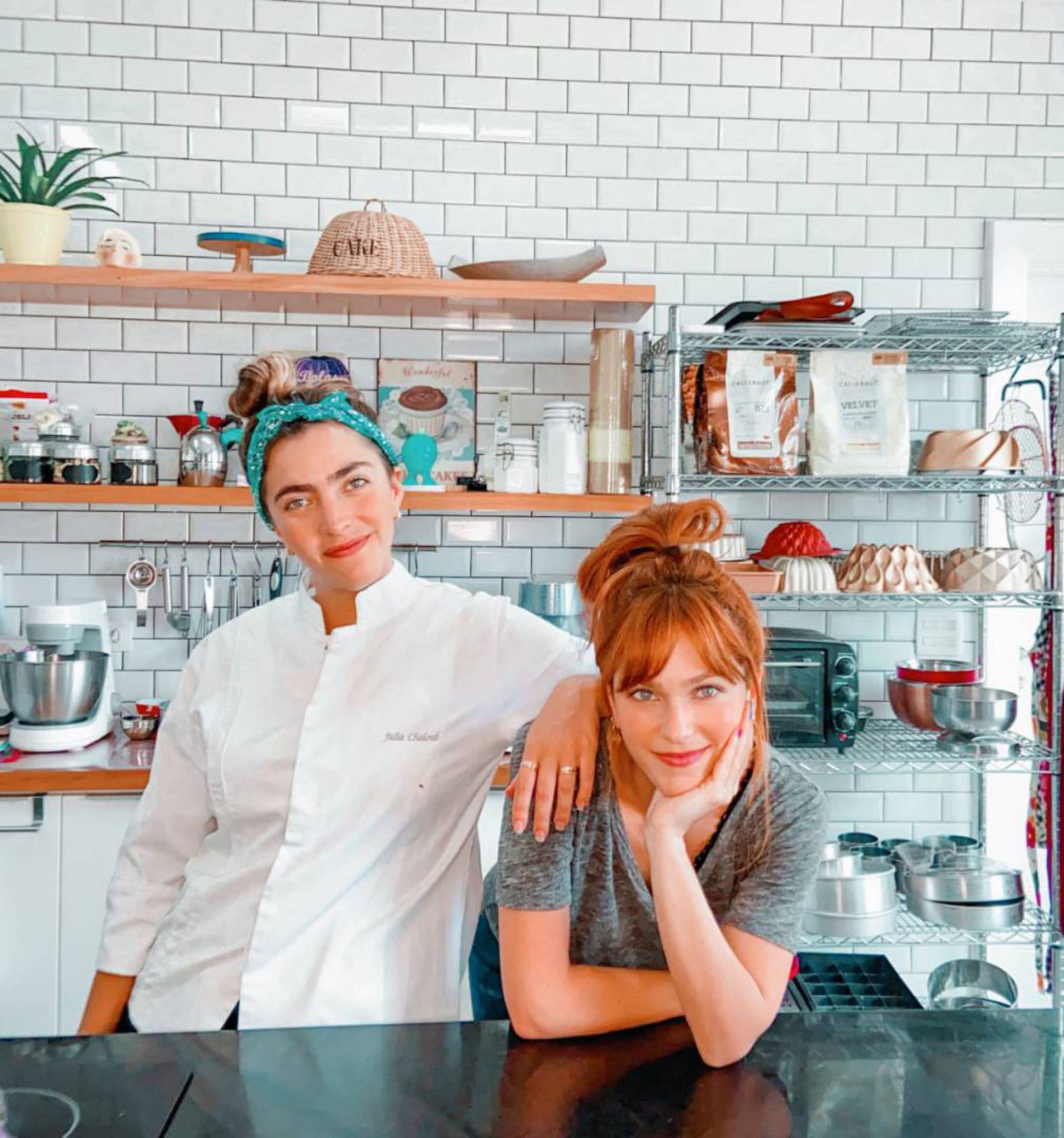 As irmãs Julia, de 24 anos, e Jade Chaloub Azevedo, de 30, trabalham no estilo dark kitchen - fotos: DIVULGAÇÃO