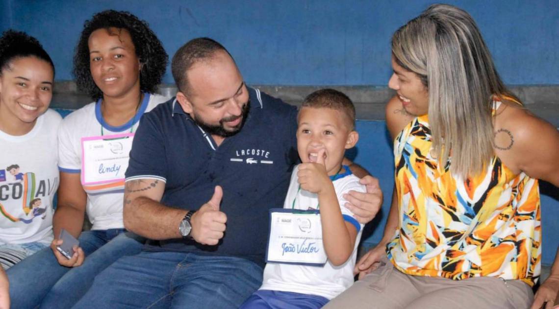 Prefeito de Magé, Rafael Tubarão, cumprimentando alunos