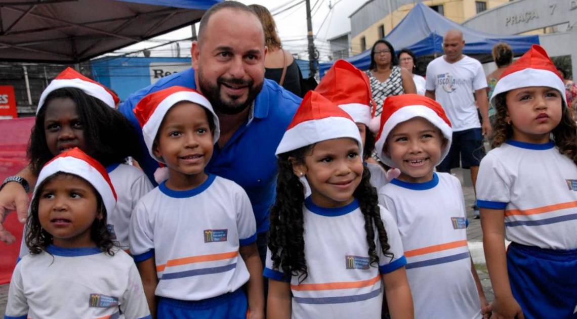 Prefeito de Magé, Rafael Tubarão, cumprimentando alunos