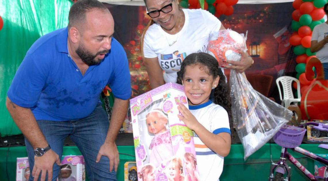 Prefeito de Magé, Rafael Tubarão, cumprimentando alunos