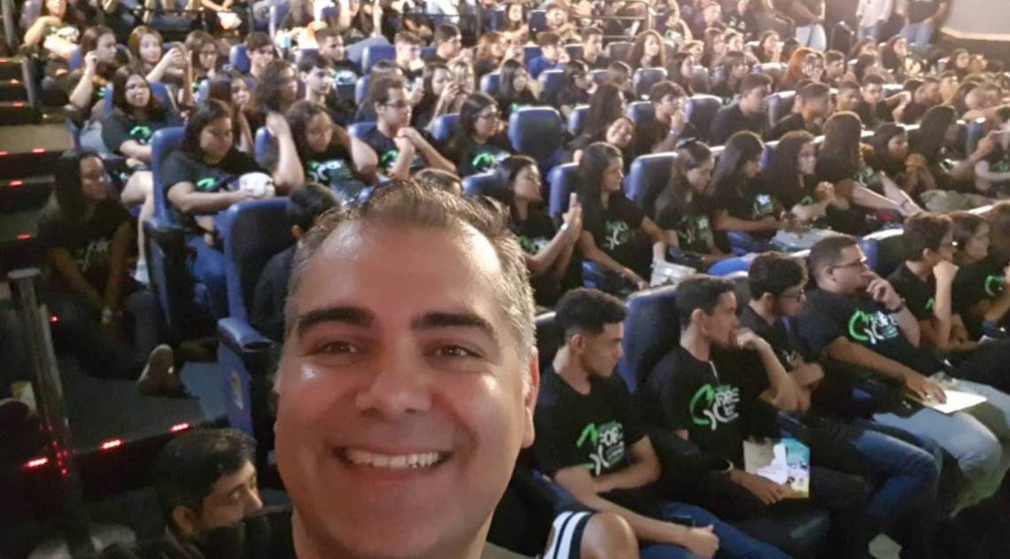 ZONA OESTE - F&aacute;bio Rodrigues, de 45 anos, conta que o surgimento do col&eacute;gio For&ccedil;a M&aacute;xima foi um refresco para os 28 anos de profiss&atilde;o