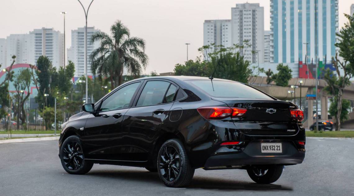 Traseira do Onix Plus Midnight mantém aspecto 'classudo' do sedã