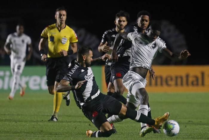 Matheus Babi tenta se livrar da marcação de Castan: o Botafogo se impôs ao Vasco