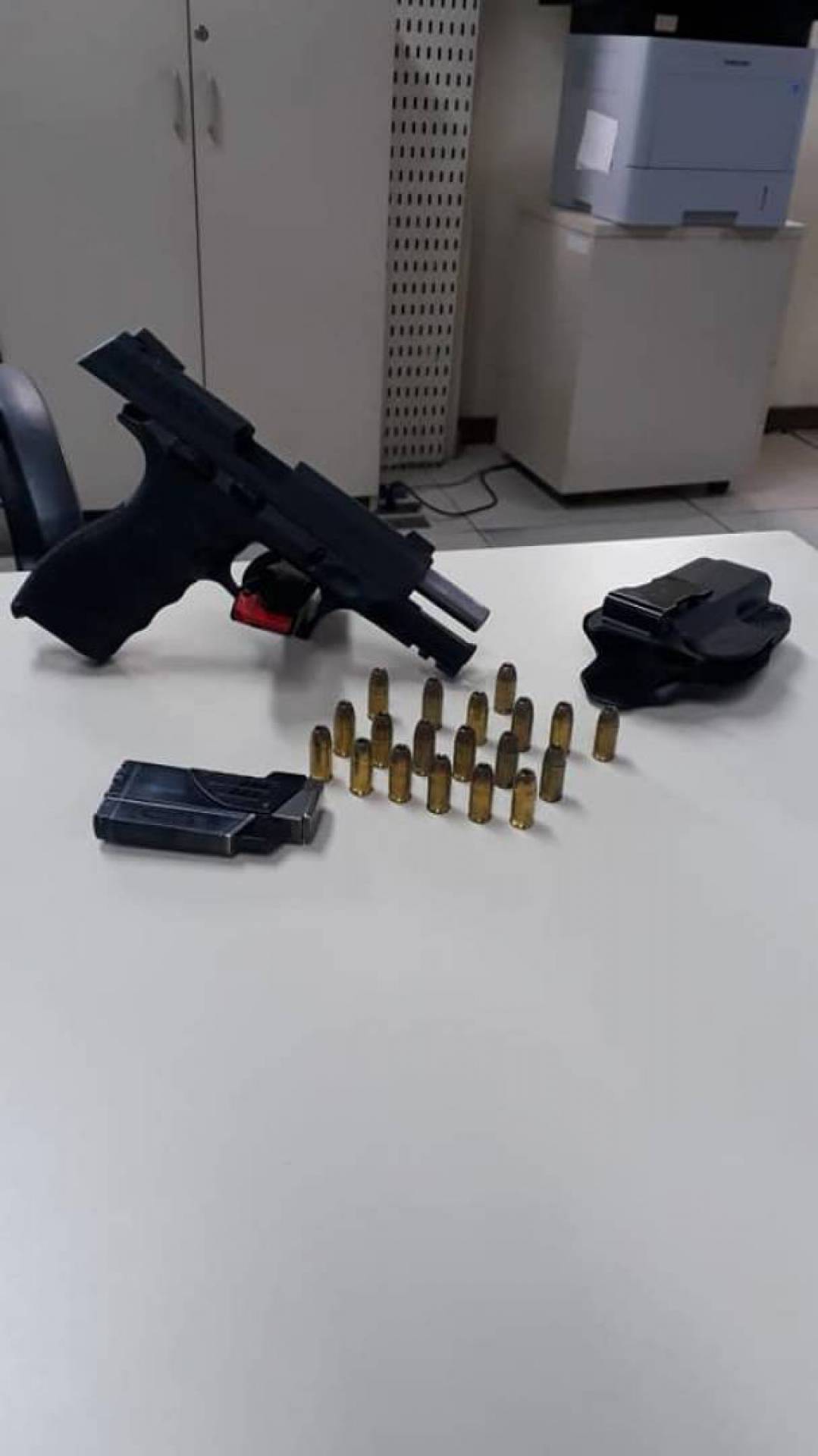 Homem armado é preso em ponto de ônibus em Cabo Frio  - 25 BPM Cabo Frio 