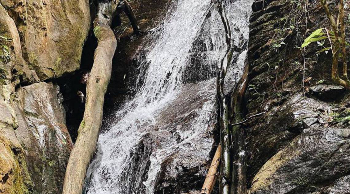 Giulia Costa arranca suspiros em cachoeira