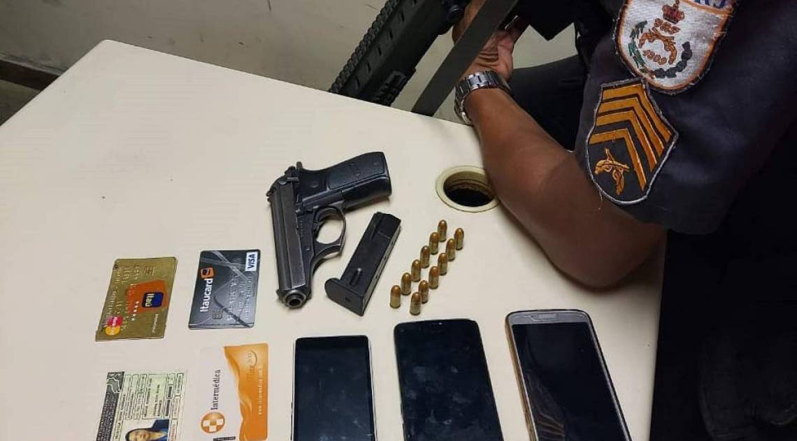 uma pistola cal. 380, com doze munições intactas, três aparelhos celulares e dois cartões de crédito ITAÚ foram encontrados. - Divulgação 21º BPM