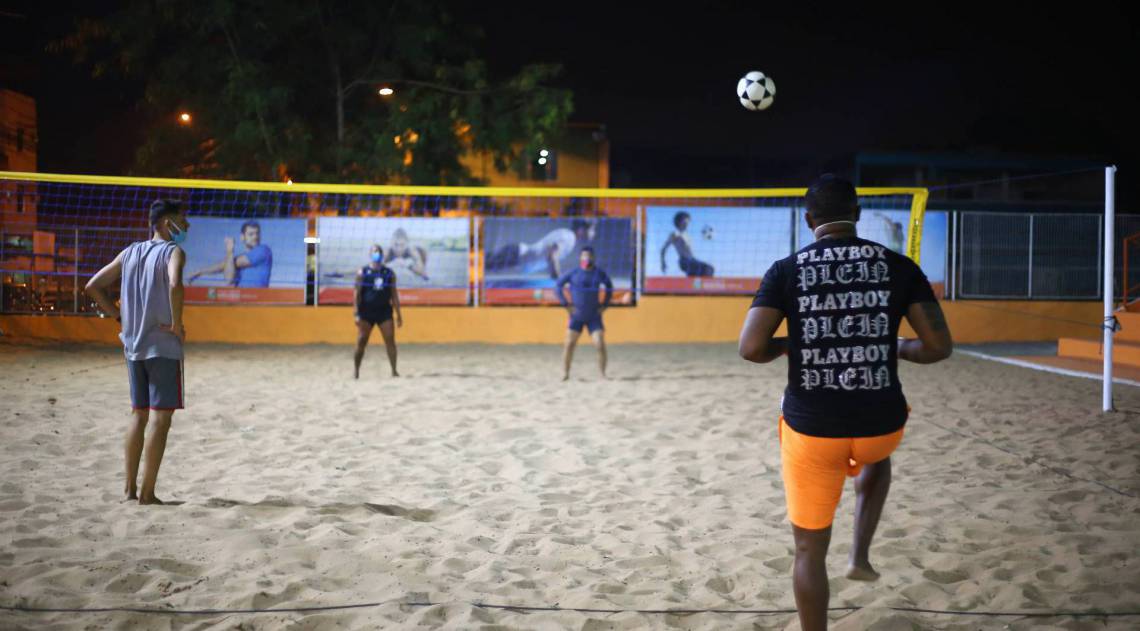 Treinamento funcional e vôlei são atrações do Complexo Esportivo de Areia, em Belford Roxo