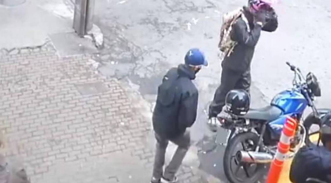 Câmeras flagraram ação de dois homens durante assalto a estabelecimentos; um dos suspeitos foi preso - Reprodução