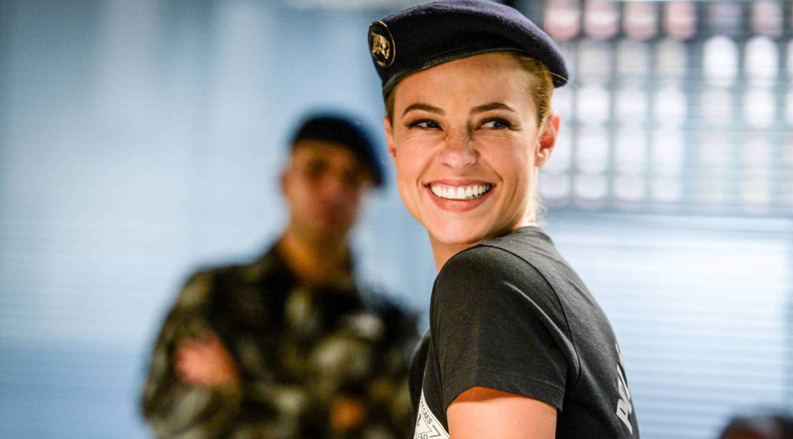 Paolla Oliveira no papel de Jeiza, policial exemplar e implac&aacute;vel 