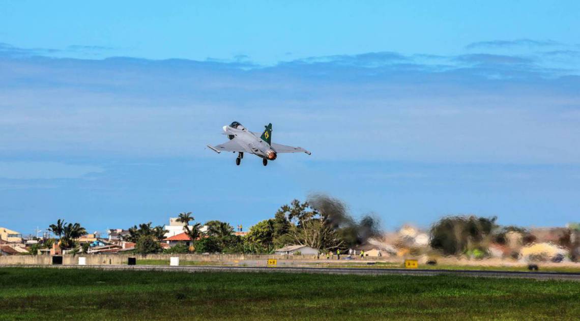 Caça Gripen E, adquirido na Suécia, faz seu primeiro voo no Brasil - Sgt Bianca / Força Aérea Brasileira