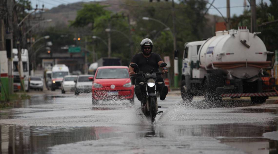 Manutenção na tubulação da Cedae alaga Estrada do Mendanha - Ricardo Cassiano