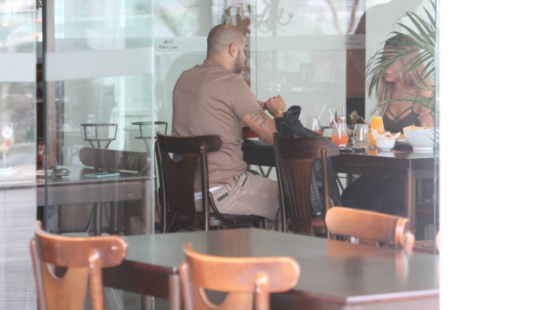 Adriano Imperador e a namorada, Florencé Neubert, passeiam em shopping da Barra da Tijuca, na Zona Oeste do Rio