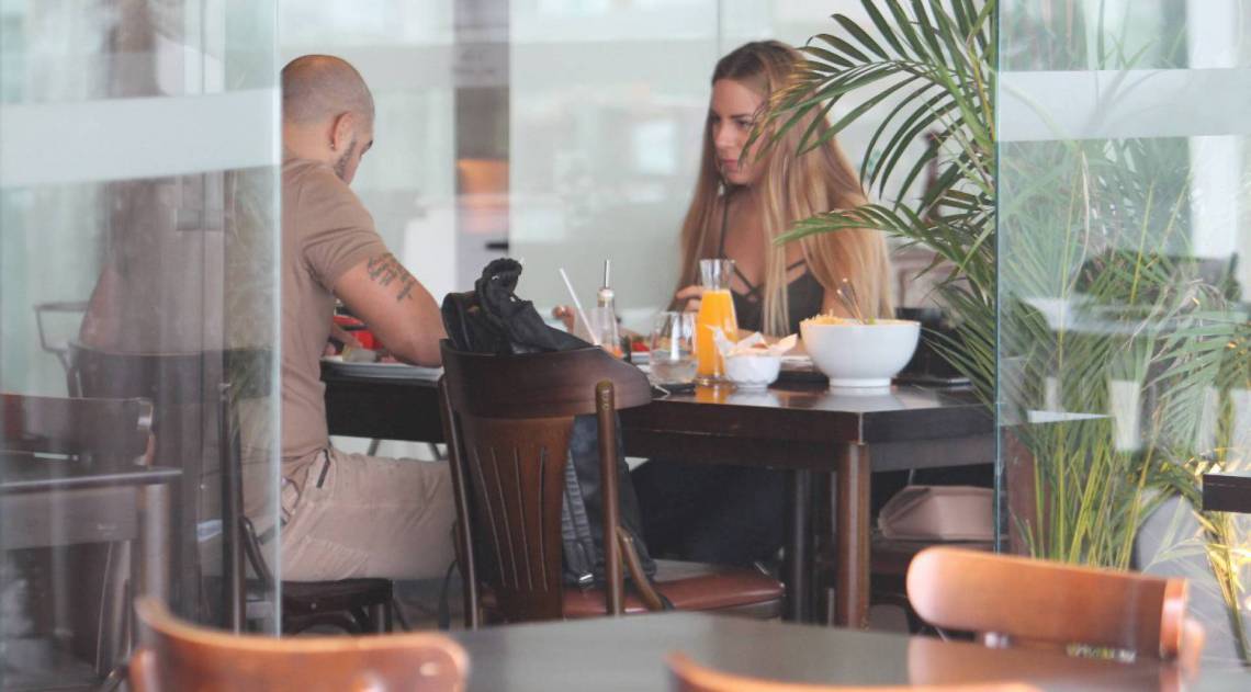 Adriano Imperador e a namorada, Florencé Neubert, passeiam em shopping da Barra da Tijuca, na Zona Oeste do Rio