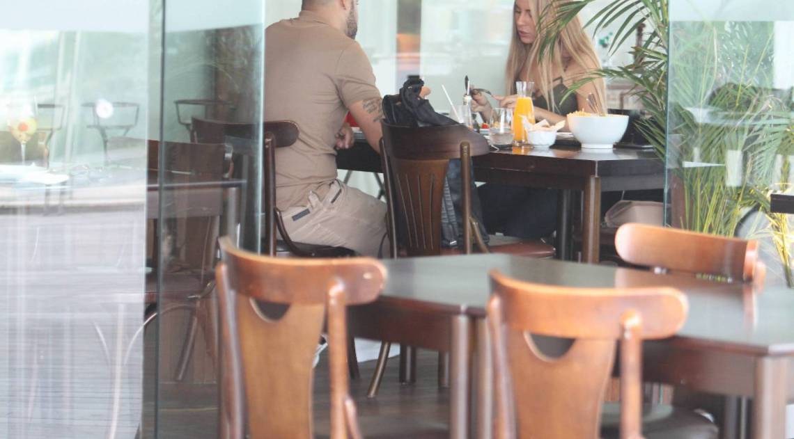 Adriano Imperador e a namorada, Florencé Neubert, passeiam em shopping da Barra da Tijuca, na Zona Oeste do Rio