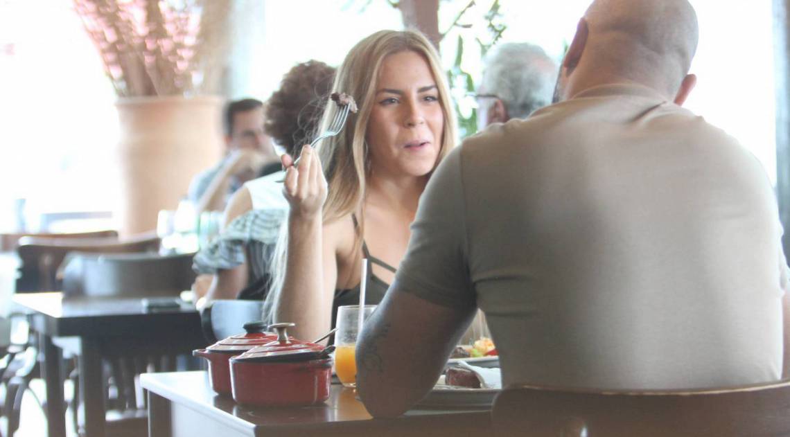 Adriano Imperador e a namorada, Florencé Neubert, passeiam em shopping da Barra da Tijuca, na Zona Oeste do Rio