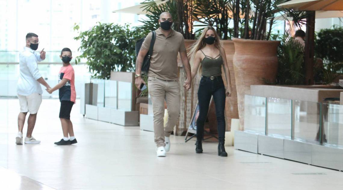 Adriano Imperador e a namorada, Florencé Neubert, passeiam em shopping da Barra da Tijuca, na Zona Oeste do Rio