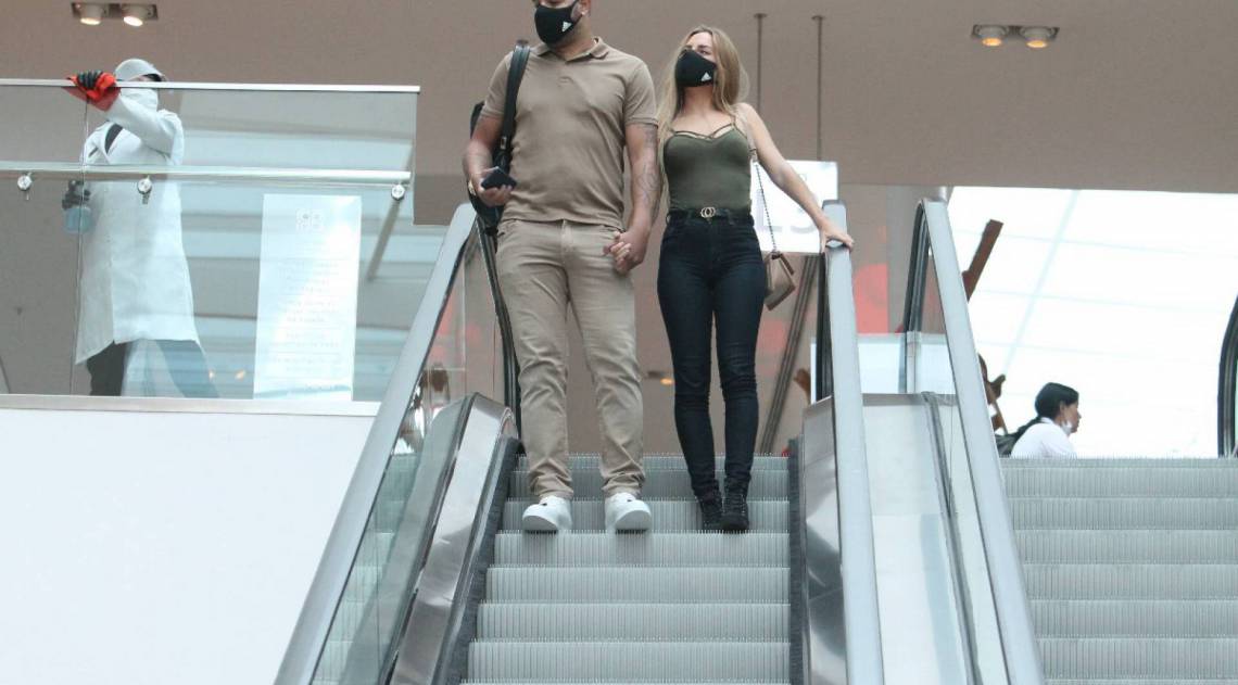 Adriano Imperador e a namorada, Florencé Neubert, passeiam em shopping da Barra da Tijuca, na Zona Oeste do Rio