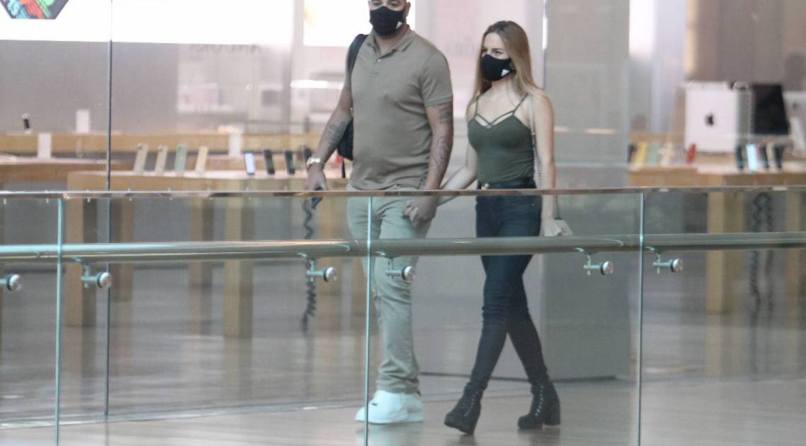 Adriano Imperador e a namorada, Florencé Neubert, passeiam em shopping da Barra da Tijuca, na Zona Oeste do Rio