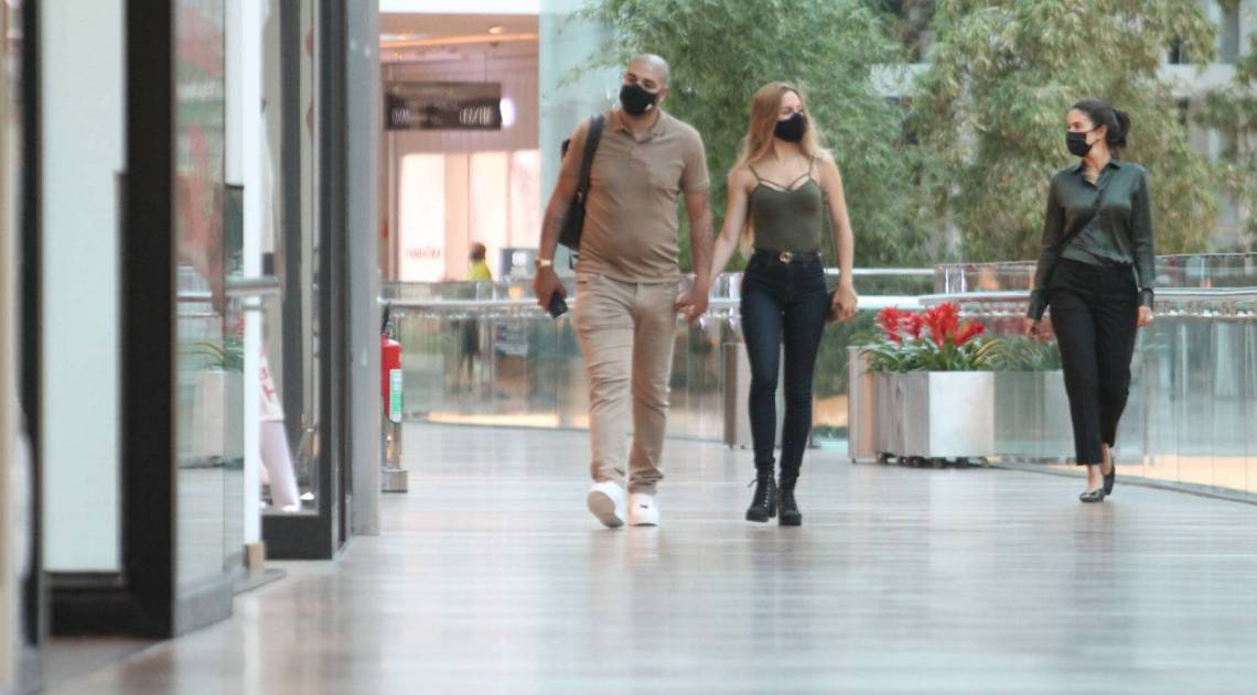 Adriano Imperador e a namorada, Florencé Neubert, passeiam em shopping da Barra da Tijuca, na Zona Oeste do Rio