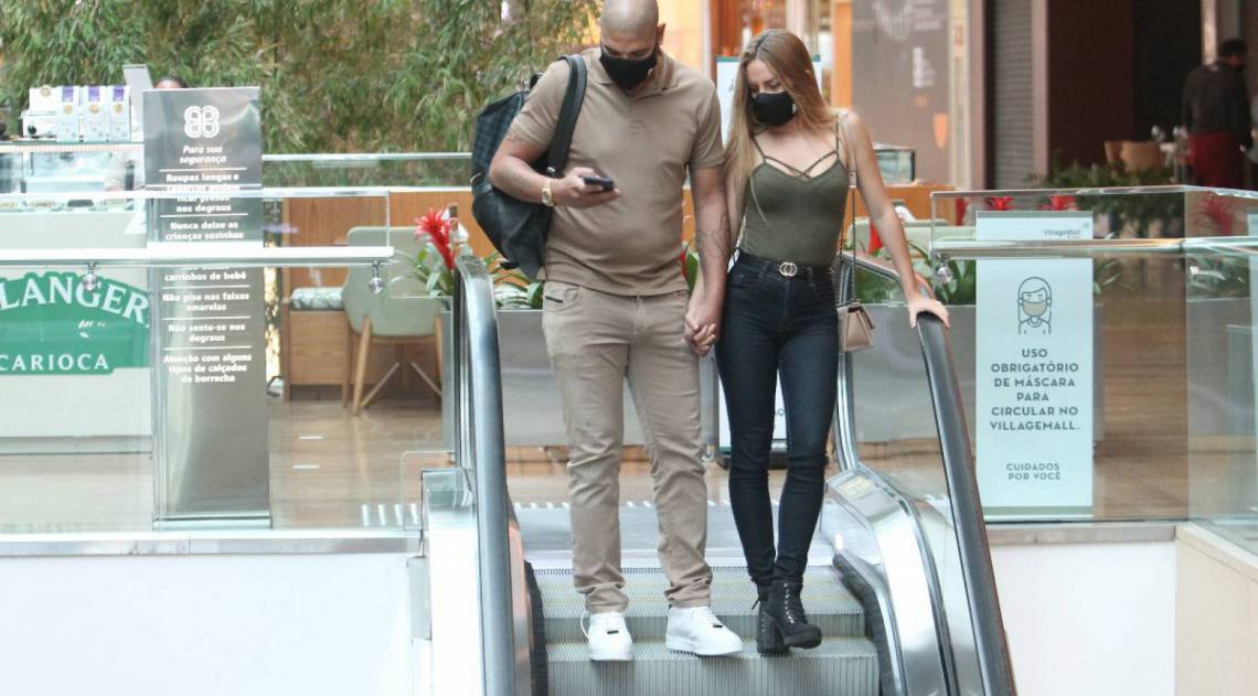 Adriano Imperador e a namorada, Florencé Neubert, passeiam em shopping da Barra da Tijuca, na Zona Oeste do Rio