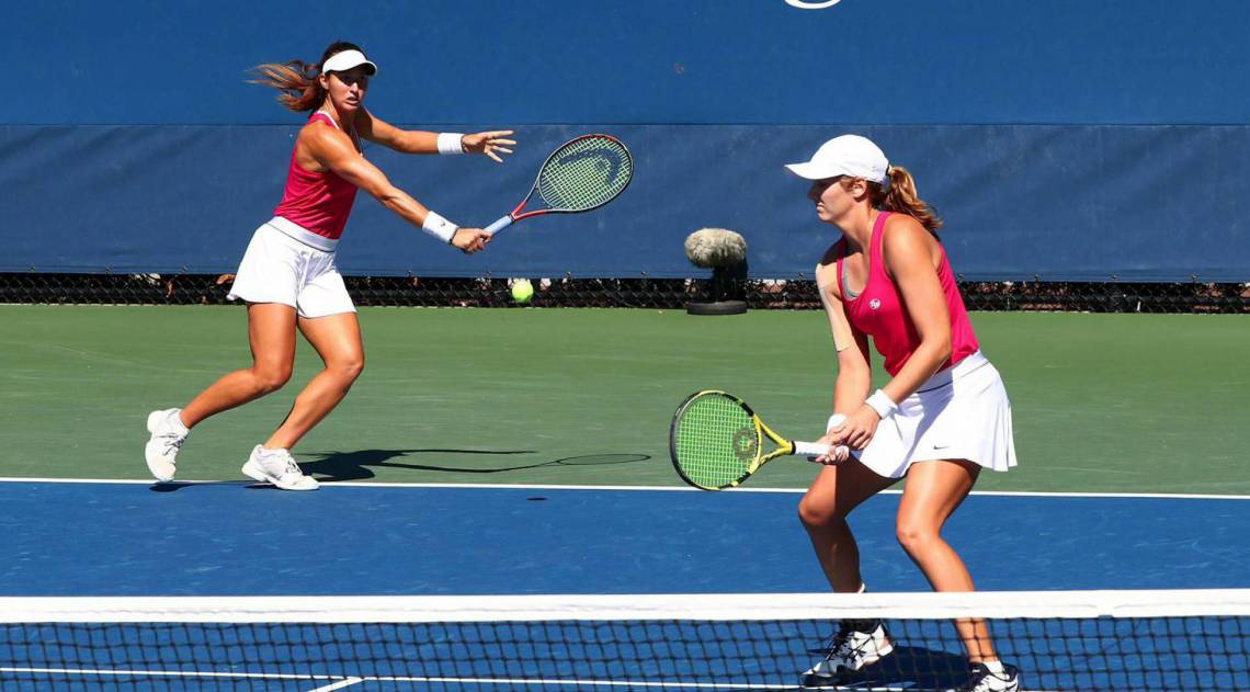 Brasileira Luisa Stefani em ação no US Open com a parceira, a americana  Hayley Carter