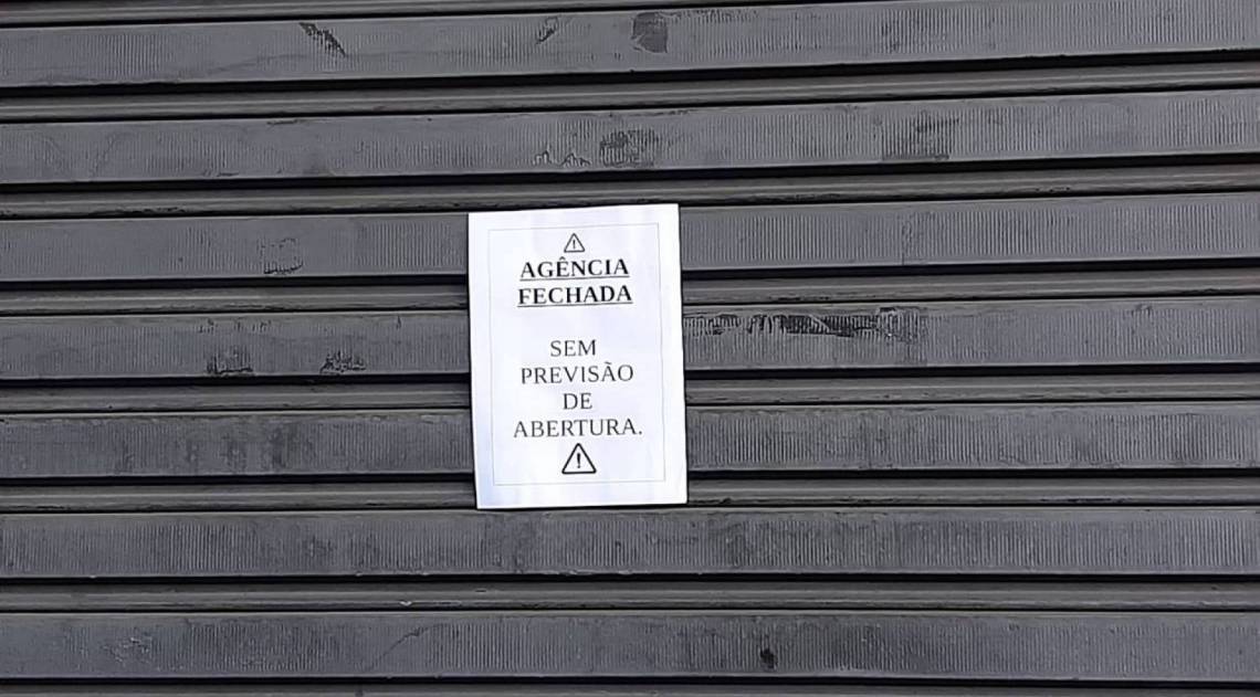 Informação colada nas portas da agência do INSS em Nova Friburgo